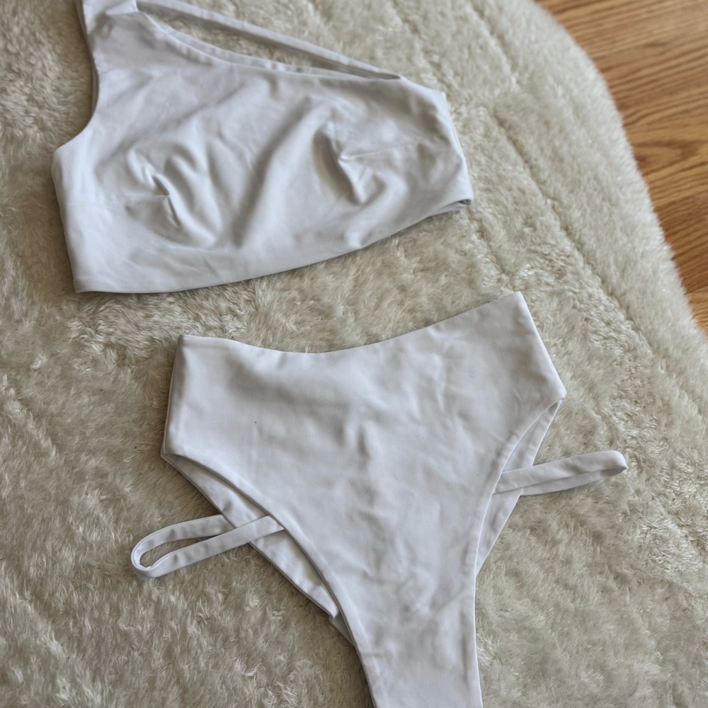 FANNA Flow Top and Shorts Set -White - Picture 3 of 7